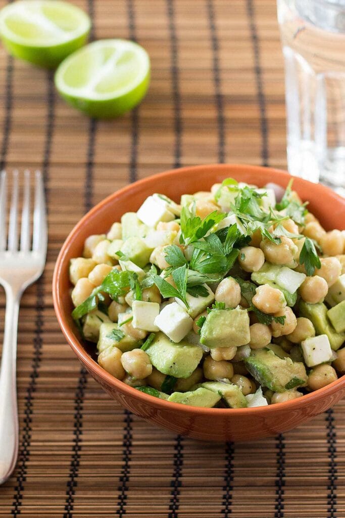 Avocado Chickpea Salad. Ready in 5 minutes | #lunch #vegetarian | hurrythefoodup.com