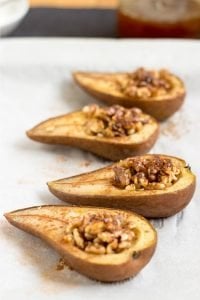 Easy Baked Pears. Prep Time 5 minutes, Bake Time 25 minutes | #dessert #vegetarian | hurrythefoodup.com