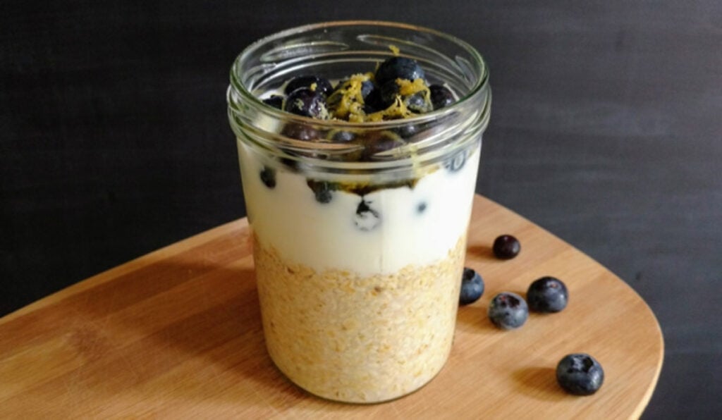 Blueberry Cheesecake Oatmeal | hurrythefoodup.com