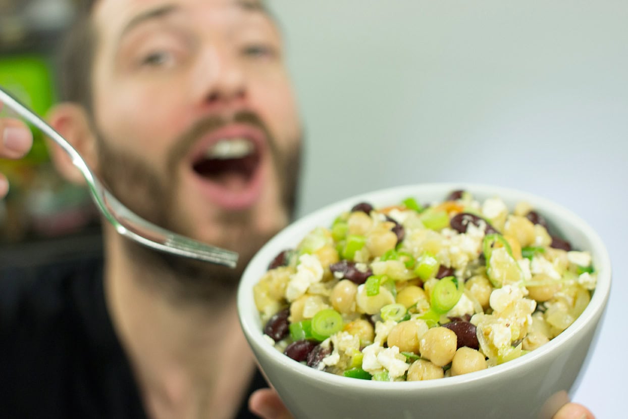 Hauke is eating salad #pepper #kidney beans | hurrythefoodup.com