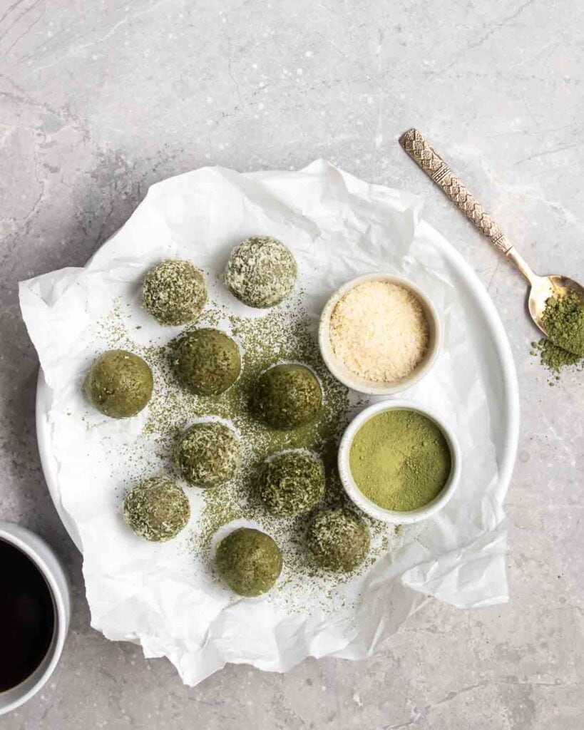 Healthy Matcha Balls - Low Calorie Desserts under 100 Calories | Hurry The Food Up