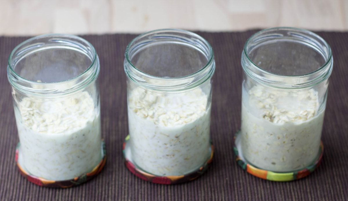 How To Make Overnight Oats in a Jar + 28 Tasty Overnight Oats Recipes #oats #breakfast | hurrythefoodup.com