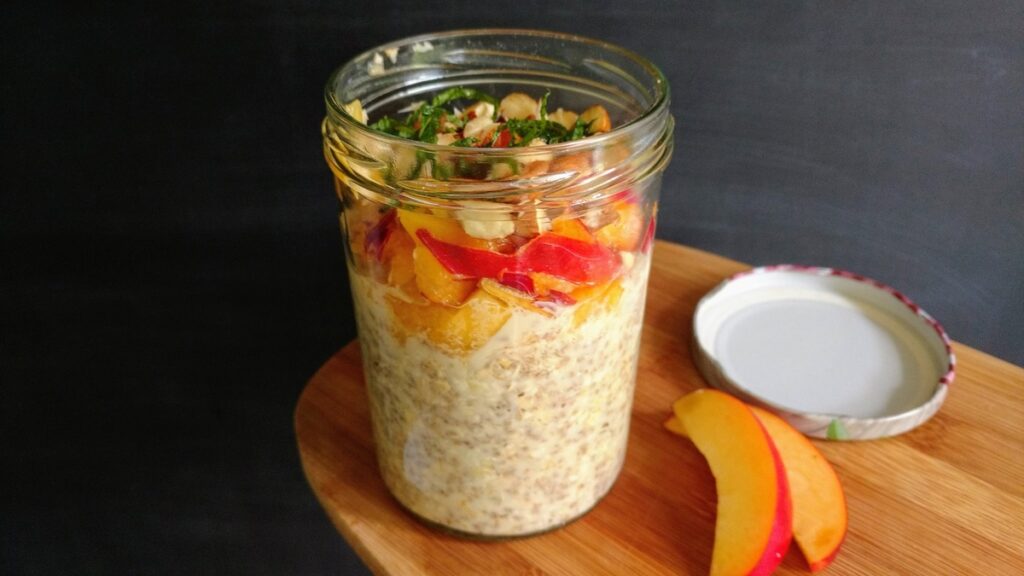 Peachy Blinders Overnight Oats | hurrythefoodup.com