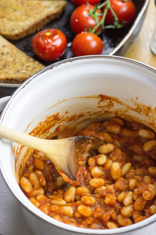 Vegetarian Baked Beans - ready in 15 minutes and taste just as good as Heinz! | hurrythefoodup.com