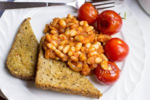 Vegetarian Baked Beans - ready in 15 minutes and taste just as good as Heinz! | hurrythefoodup.com