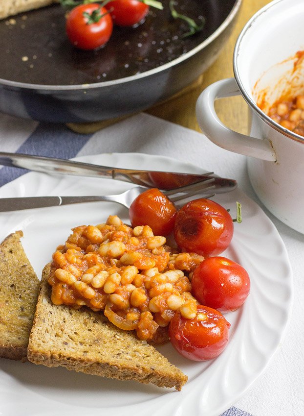 Vegetarian Baked Beans - ready in 15 minutes and taste just as good as Heinz! | hurrythefoodup.com